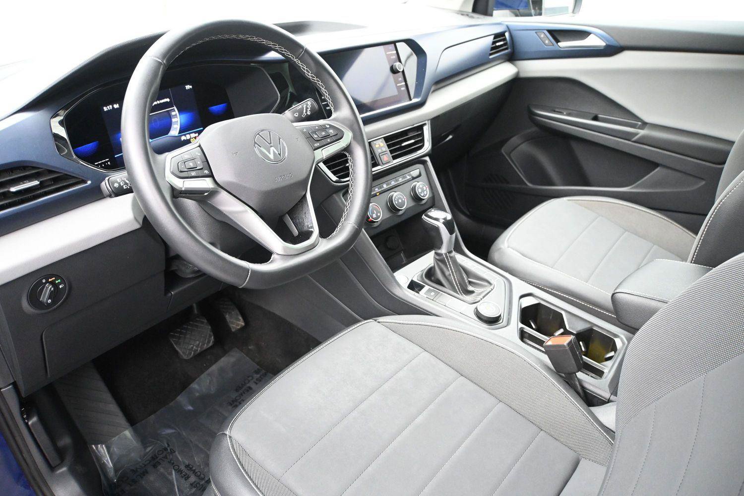 Used 2022 Volkswagen Taos SE w/ Panoramic Sunroof Package AWD/4WD image 2