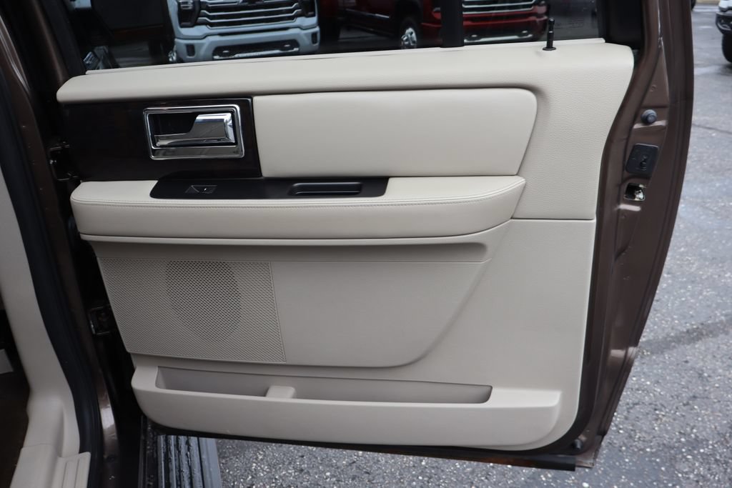 Used 2017 Lincoln Navigator L Select AWD/4WD image 37