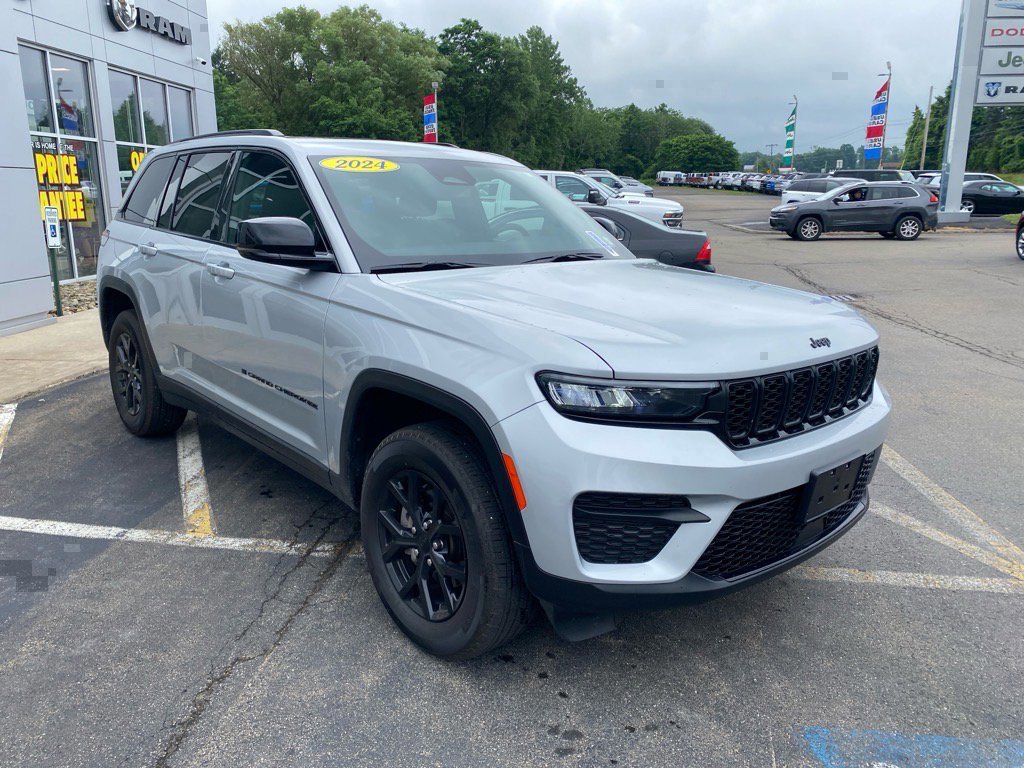 Used 2024 Jeep Grand Cherokee Altitude image 7