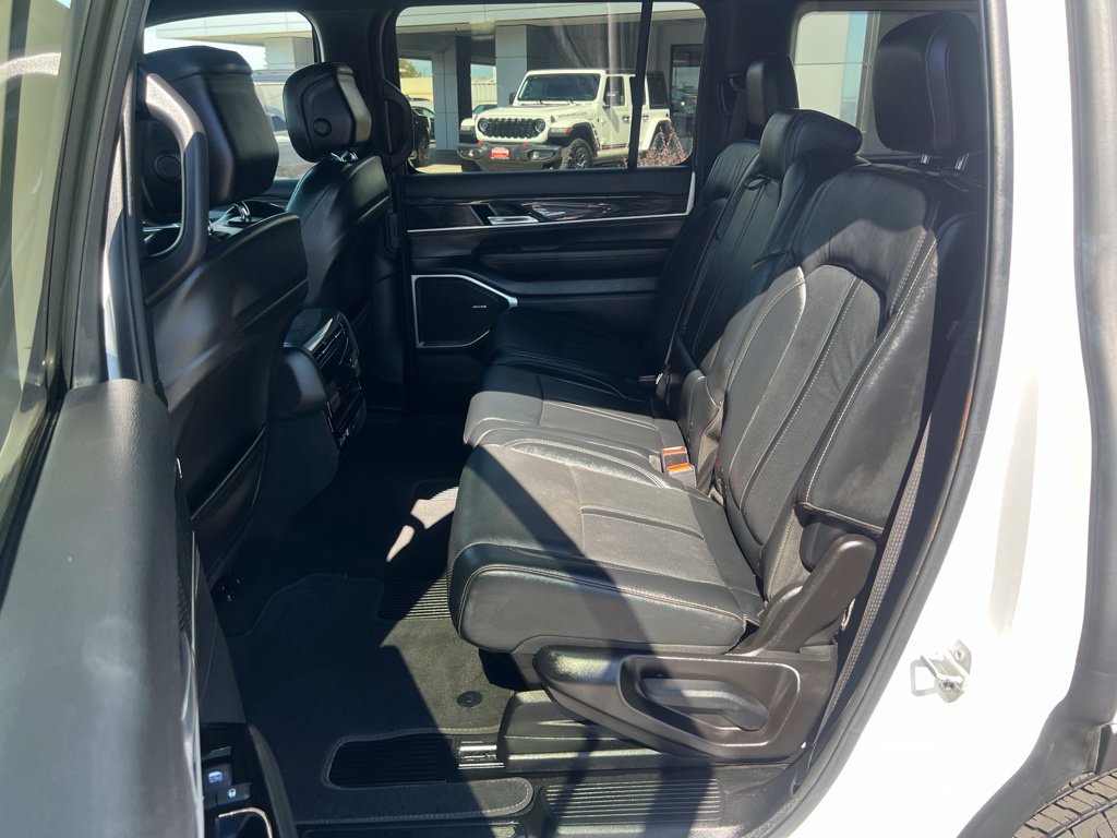 Used 2022 Jeep Wagoneer Series III AWD/4WD image 30