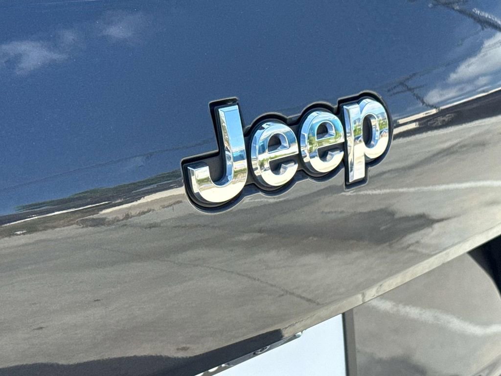 Used 2023 Jeep Grand Cherokee L Laredo AWD/4WD image 5