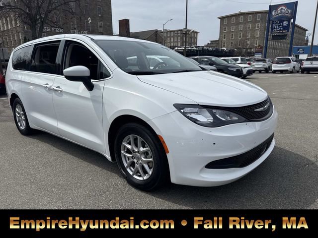 Used 2022 Chrysler Voyager LX image 2
