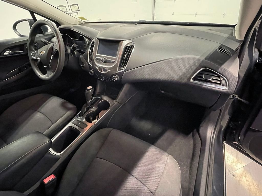 Used 2018 Chevrolet Cruze LT w/ Convenience Package FWD image 26