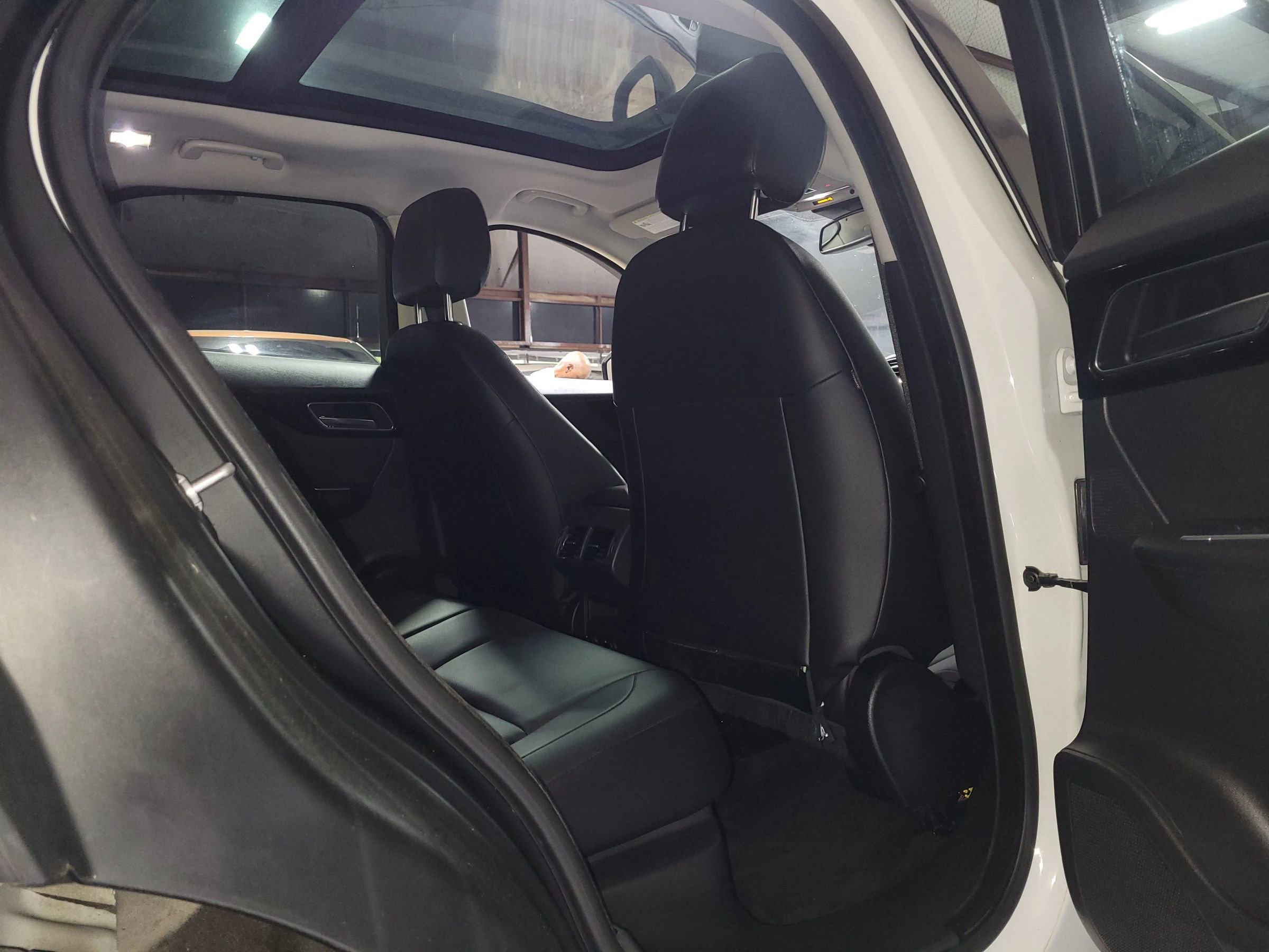 Used 2018 Jaguar F-PACE image 31