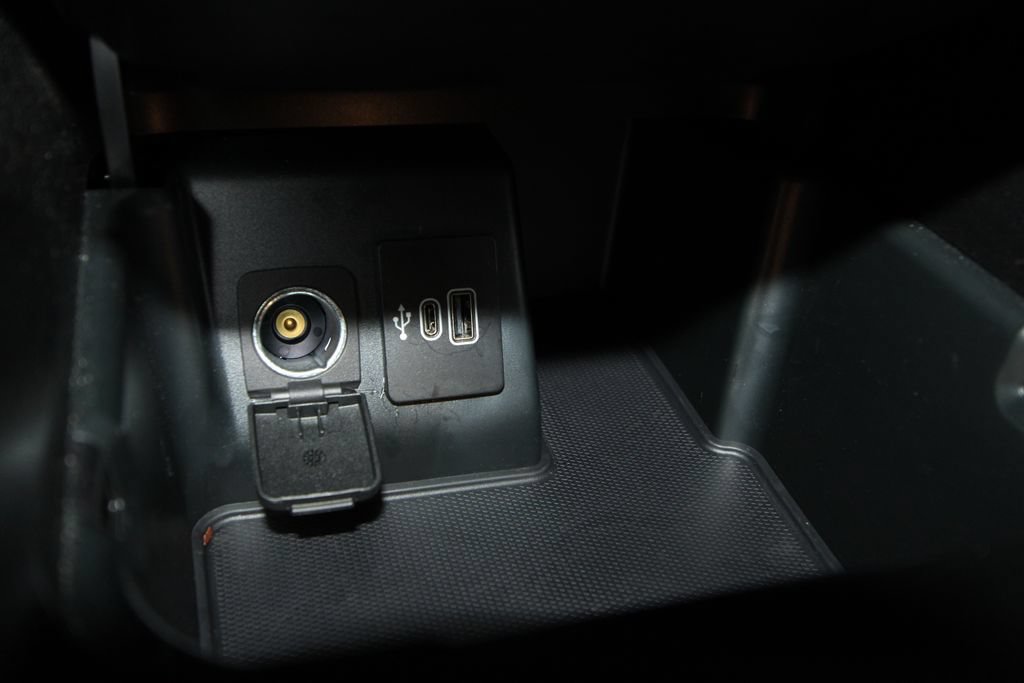 Used 2025 Ford Explorer Active AWD/4WD image 17