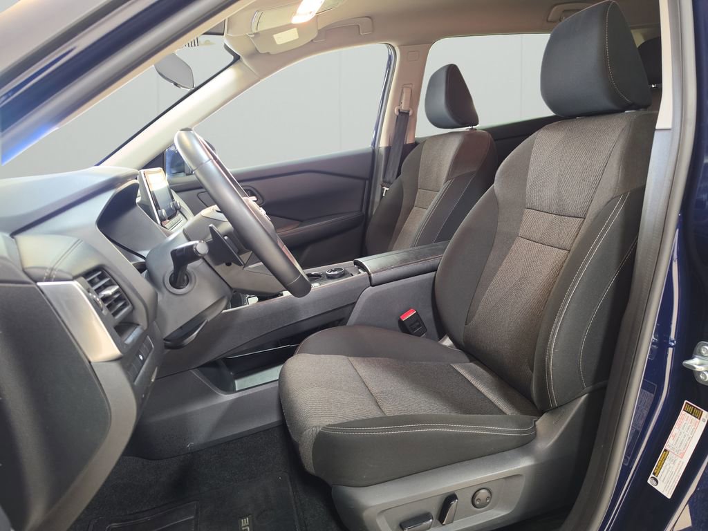 Used 2025 Nissan Rogue SV image 21
