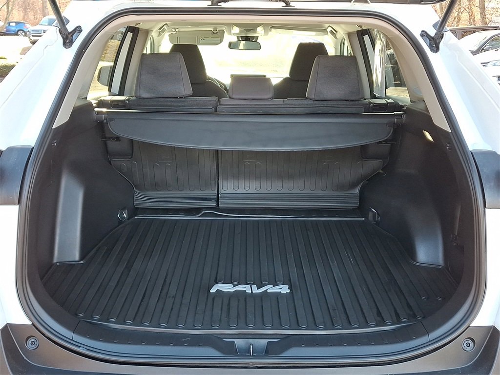 Used 2022 Toyota RAV4 LE image 28