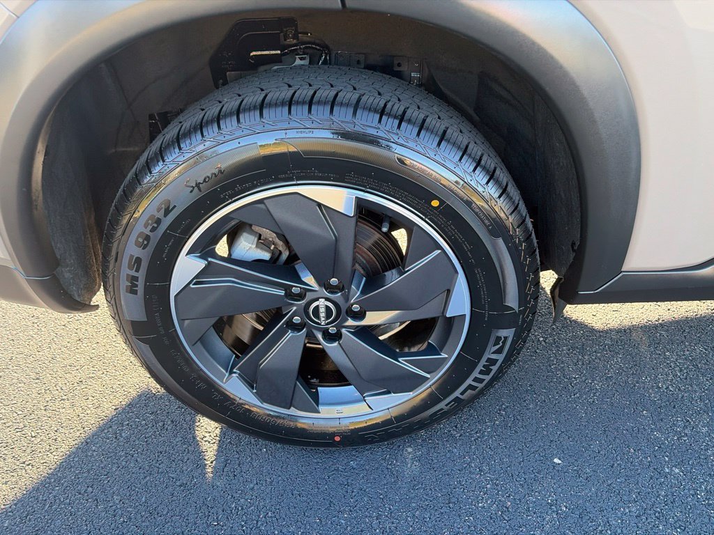 Used 2025 Nissan Rogue SV AWD/4WD image 13