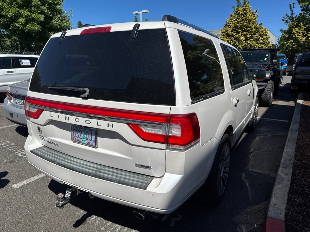 Used 2015 Lincoln Navigator 4WD w/ Equipment Group 101A Reserve image 3