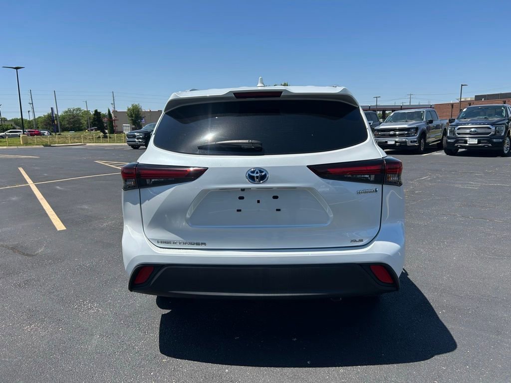 Used 2024 Toyota Highlander XLE FWD image 9