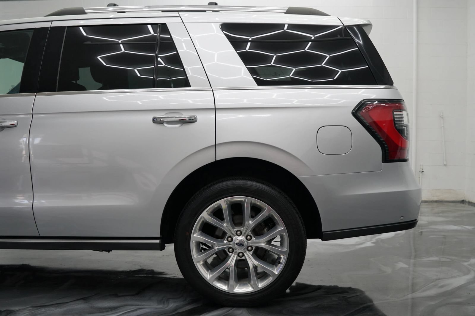 Used 2019 Ford Expedition Limited w/ Equipment Group 302A AWD/4WD image 15