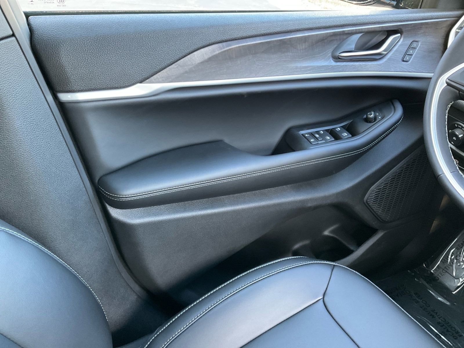 New 2025 Jeep Grand Cherokee L Limited w/ Trailer Tow Package image 17