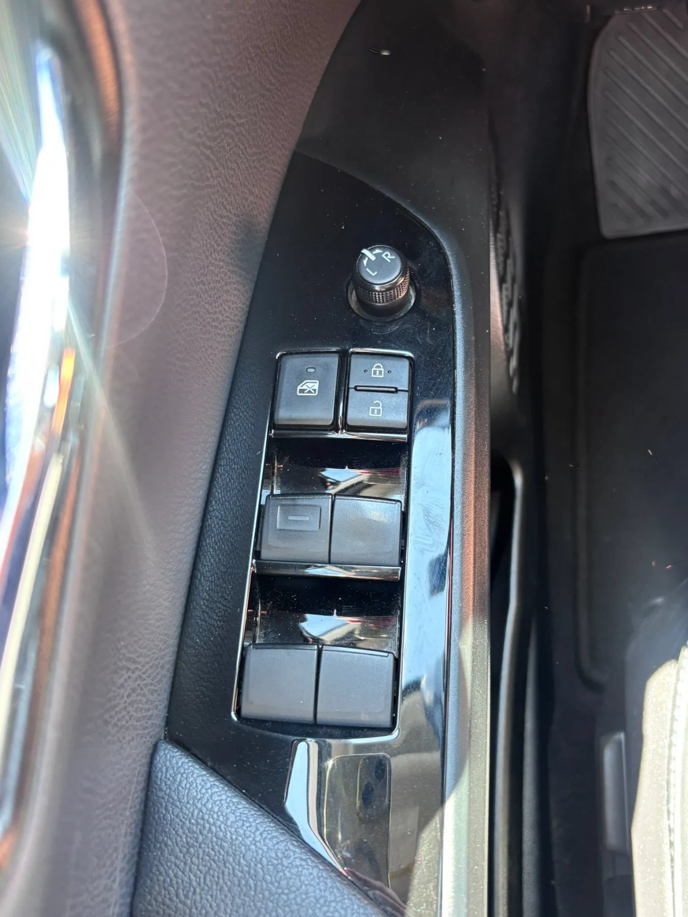 Used 2021 Toyota Prius Prime XLE w/ Carpet Mat Package (TMS) FWD image 9