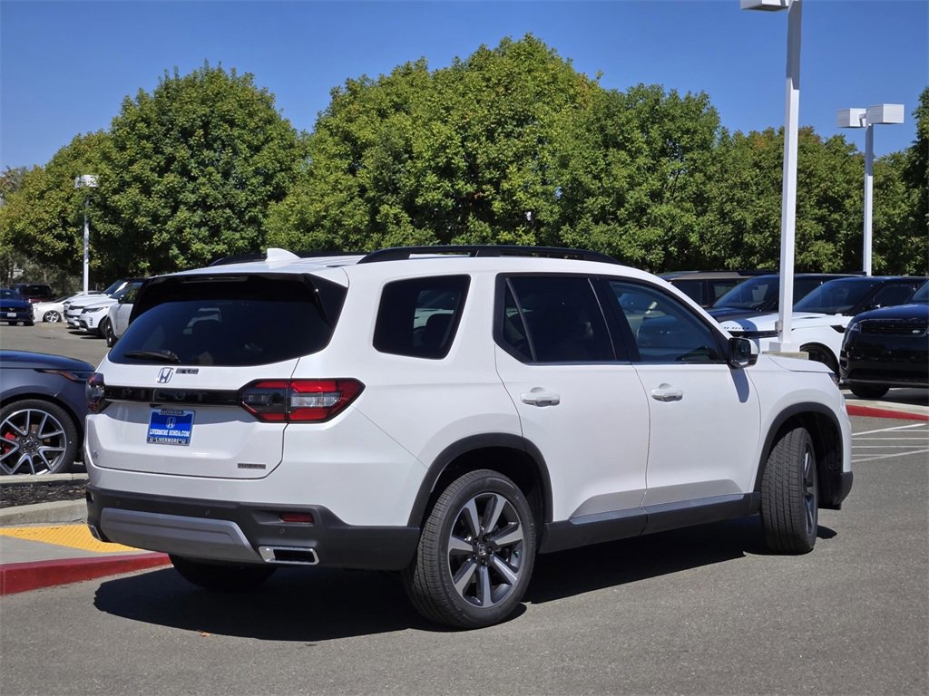 New 2025 Honda Pilot Touring image 4