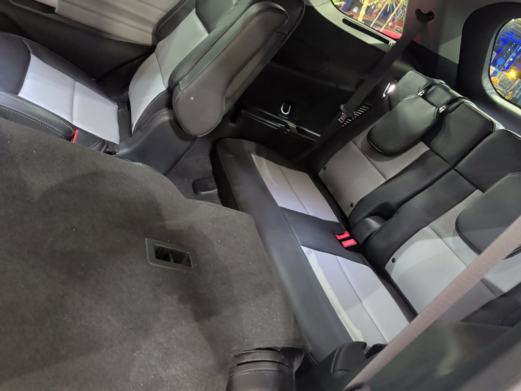 Used 2023 Ford Explorer XLT w/ Equipment Group 202A AWD/4WD image 8
