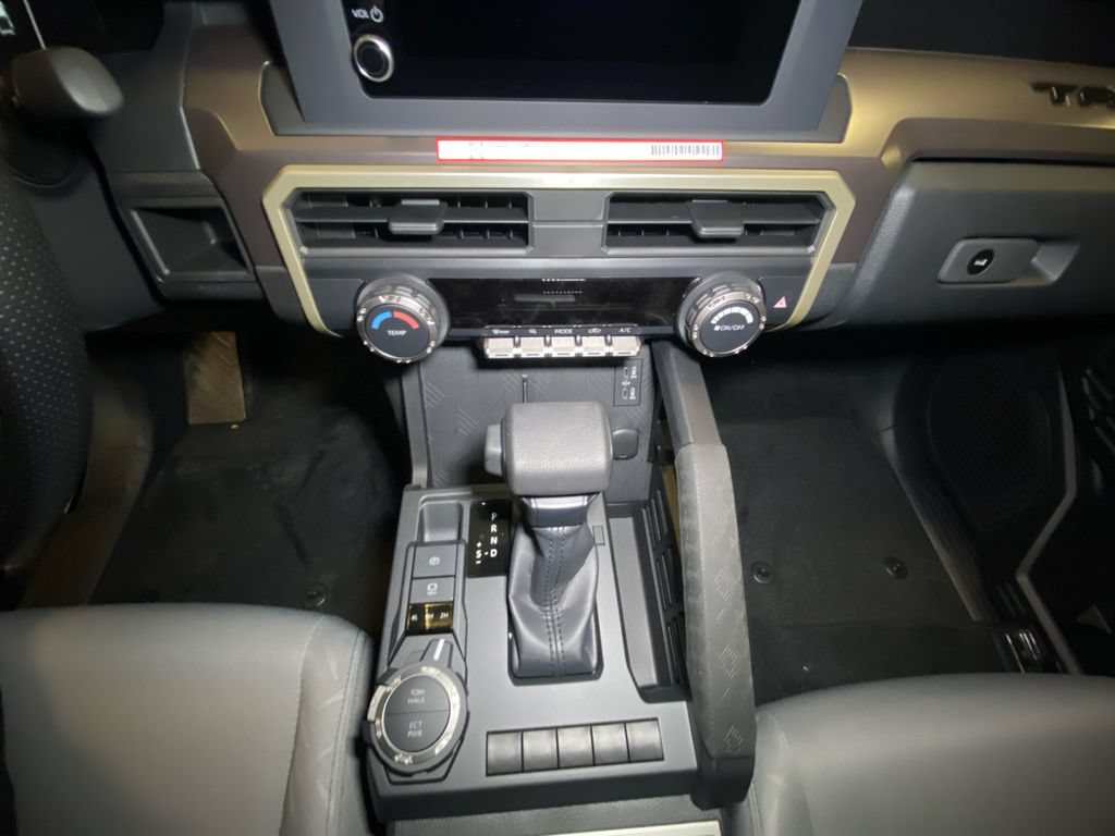 Certified 2025 Toyota Tacoma SR5 AWD/4WD image 11