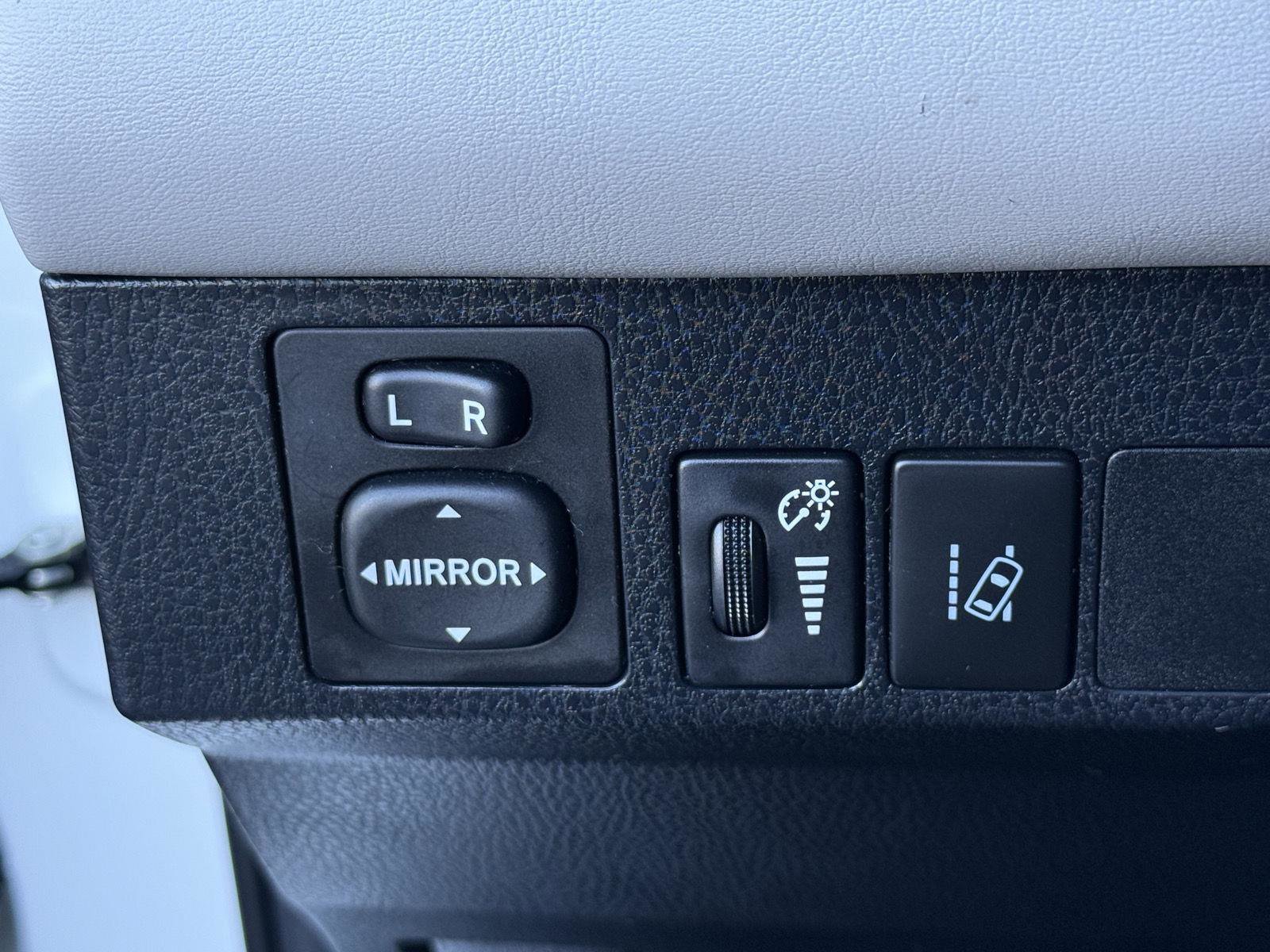 Used 2018 Toyota RAV4 LE image 18