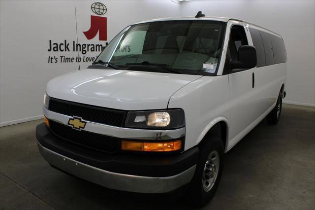 Used 2025 Chevrolet Express 3500 LT w/ LT Preferred Equipment Group RWD image 2