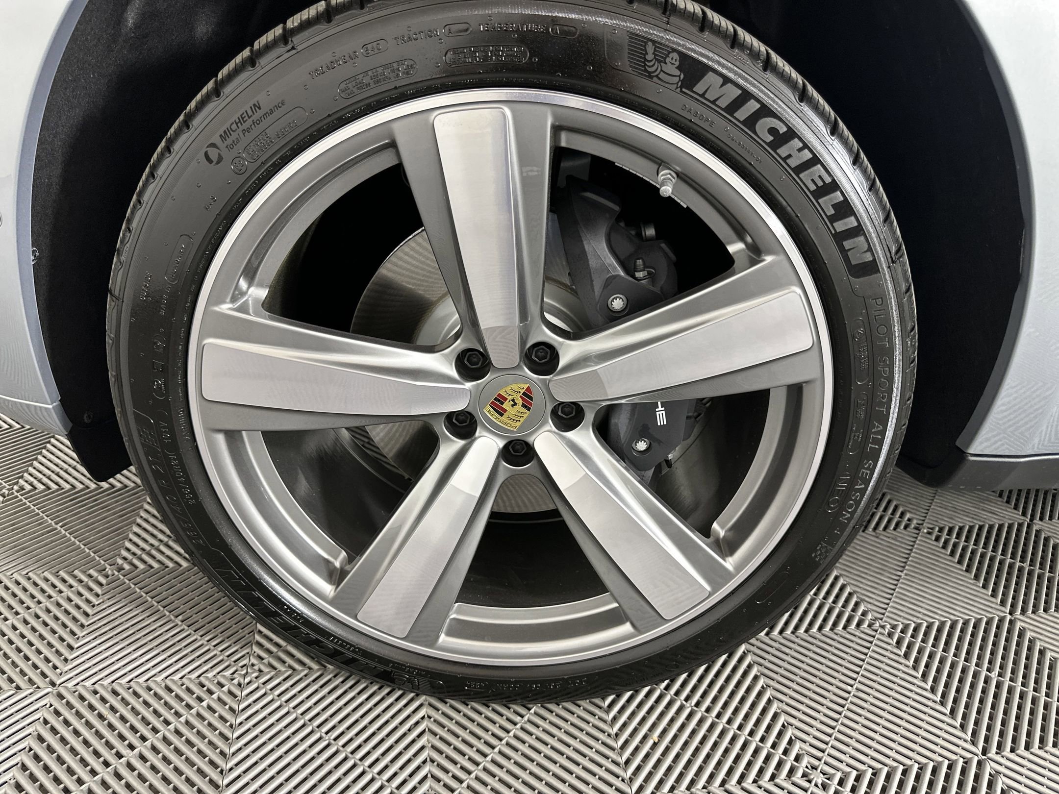 Certified 2025 Porsche Macan image 14