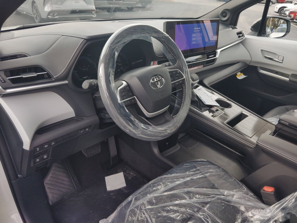 New 2026 Toyota Sienna XSE AWD/4WD image 7