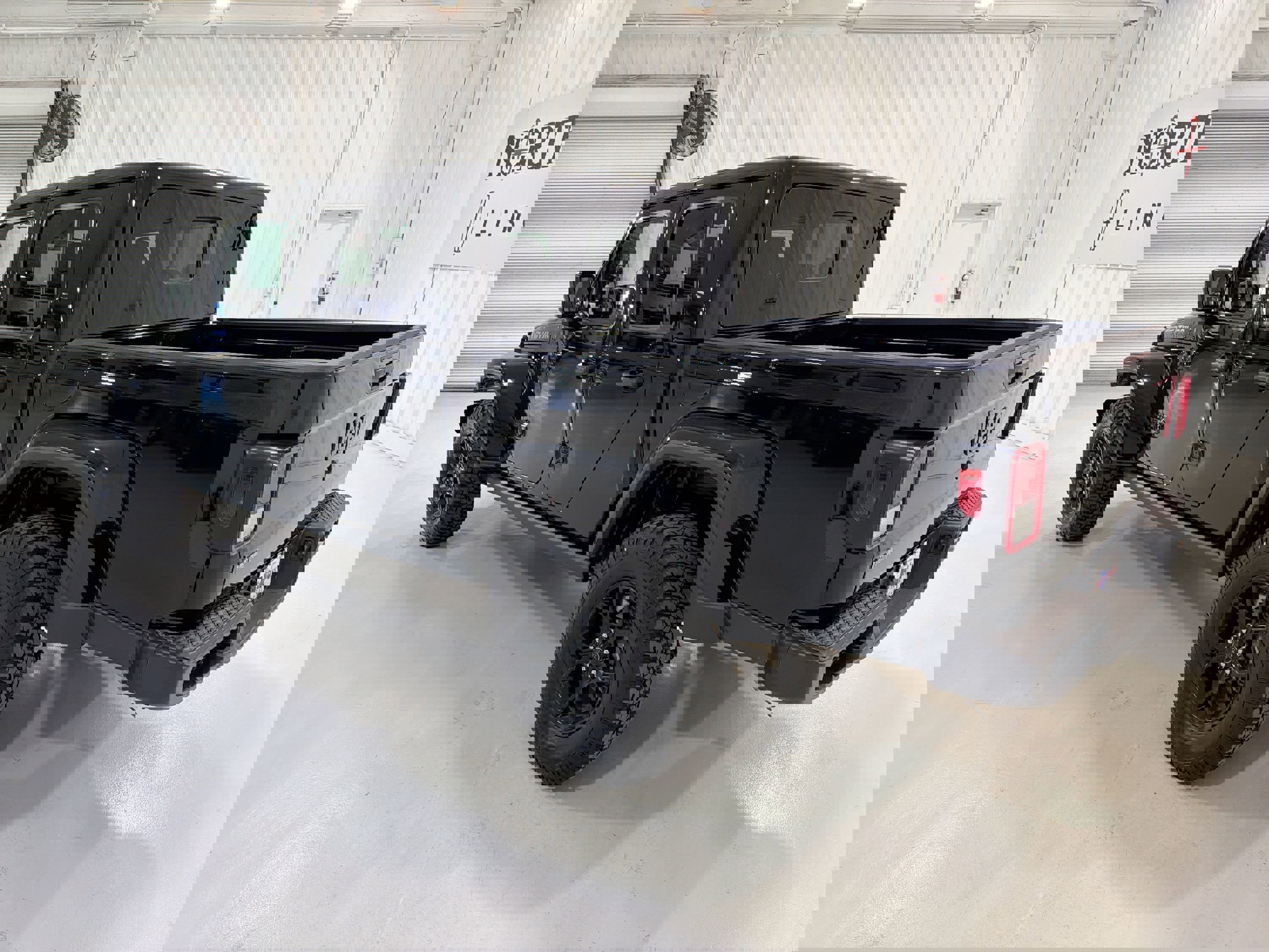 Used 2025 Jeep Gladiator Sport image 24