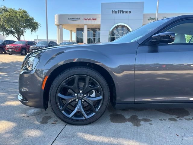 Used 2023 Chrysler 300 Touring w/ Sport Appearance Package RWD image 8