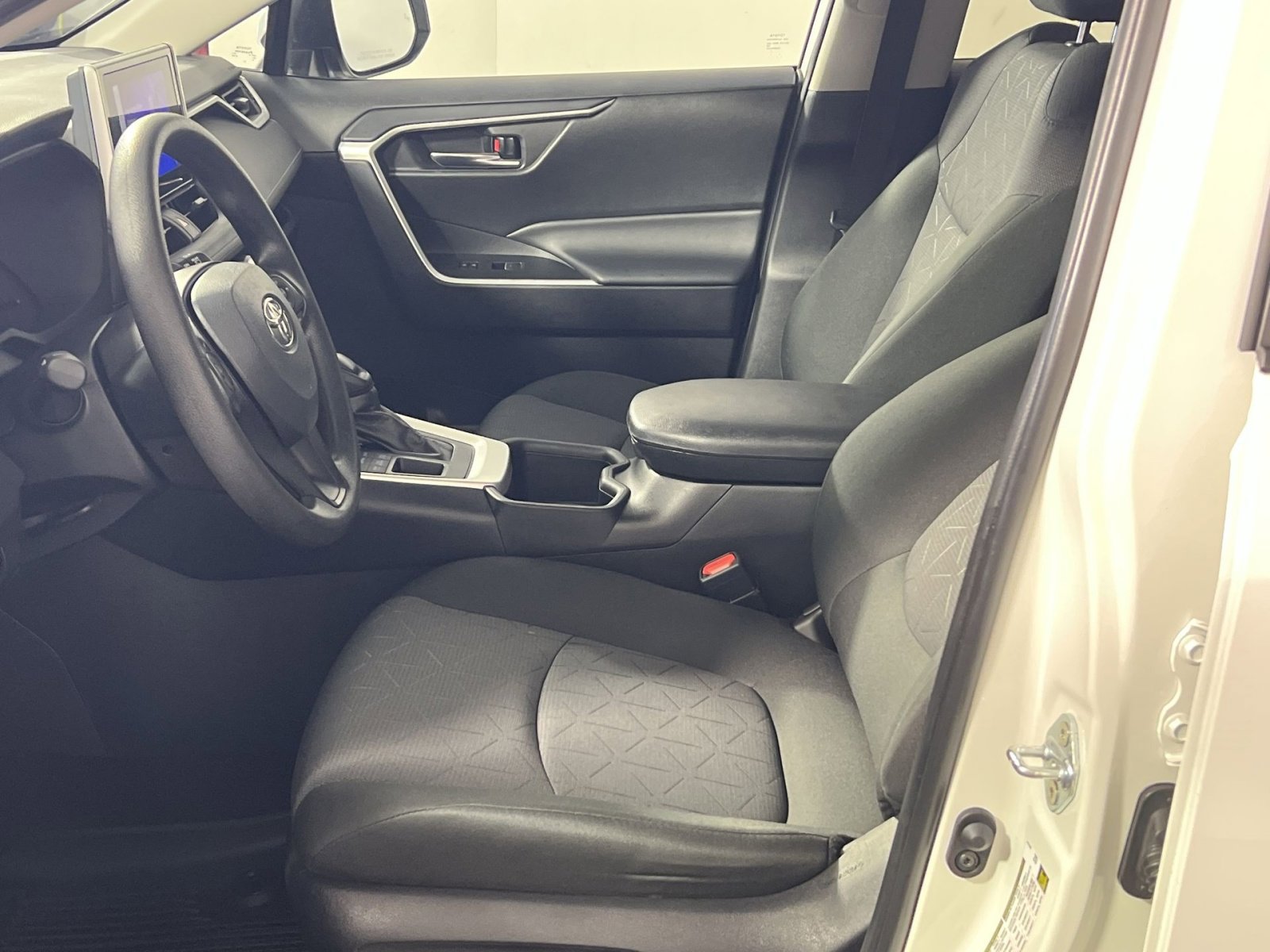 Used 2024 Toyota RAV4 XLE w/ Convenience Package image 2