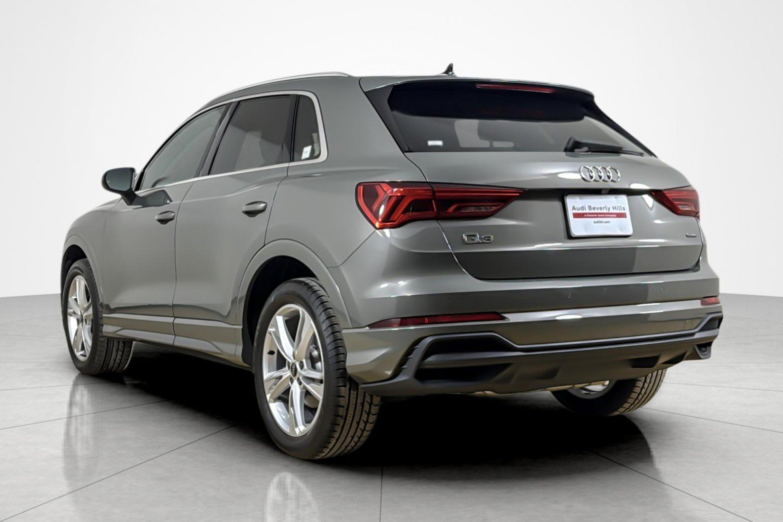 Used 2023 Audi Q3 2.0T Premium w/ Convenience Package AWD/4WD image 3