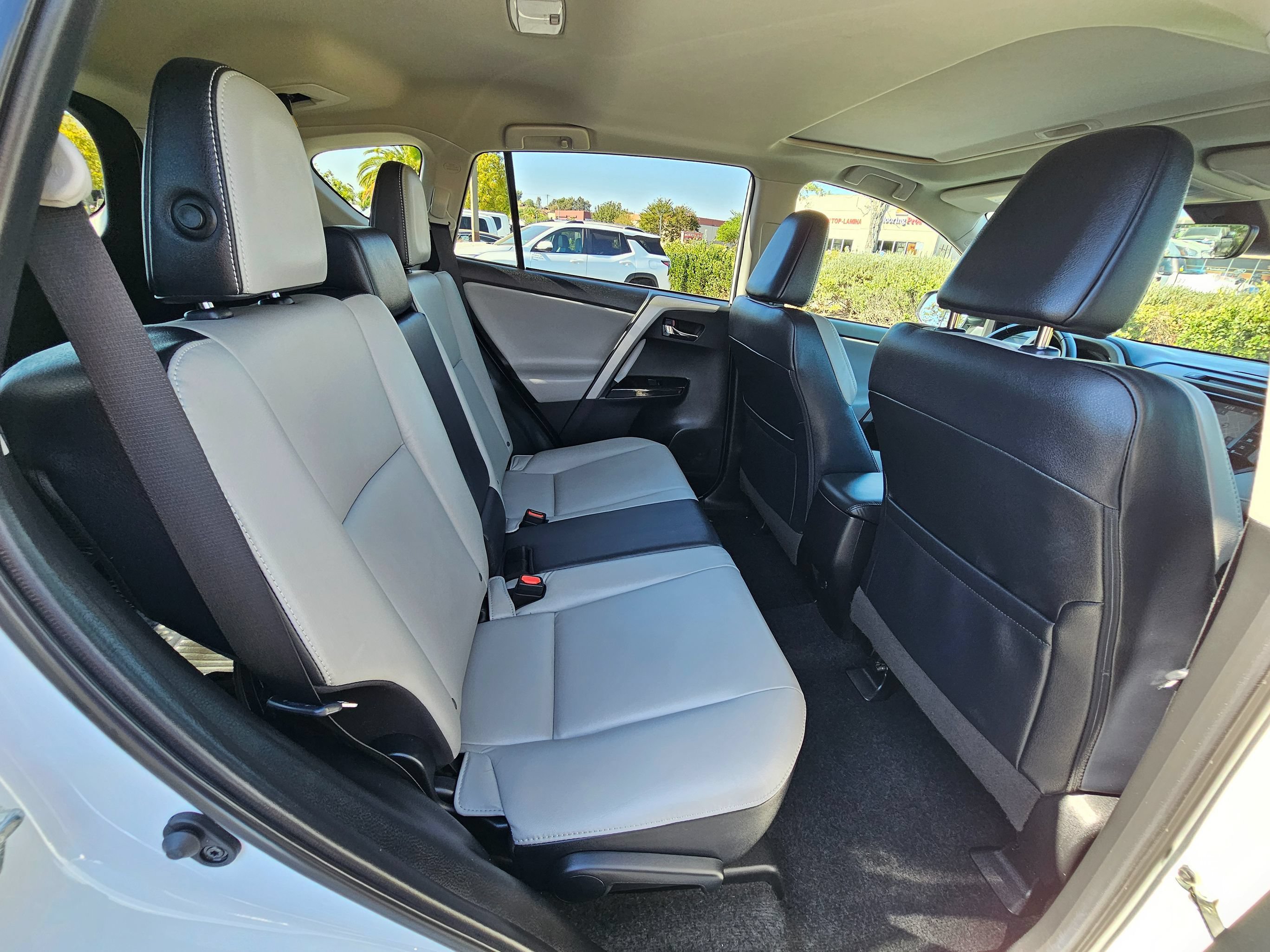 Used 2018 Toyota RAV4 Limited w/ Advanced Technology Package FWD image 30