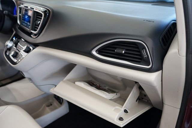 Used 2021 Chrysler Voyager Lxi image 38