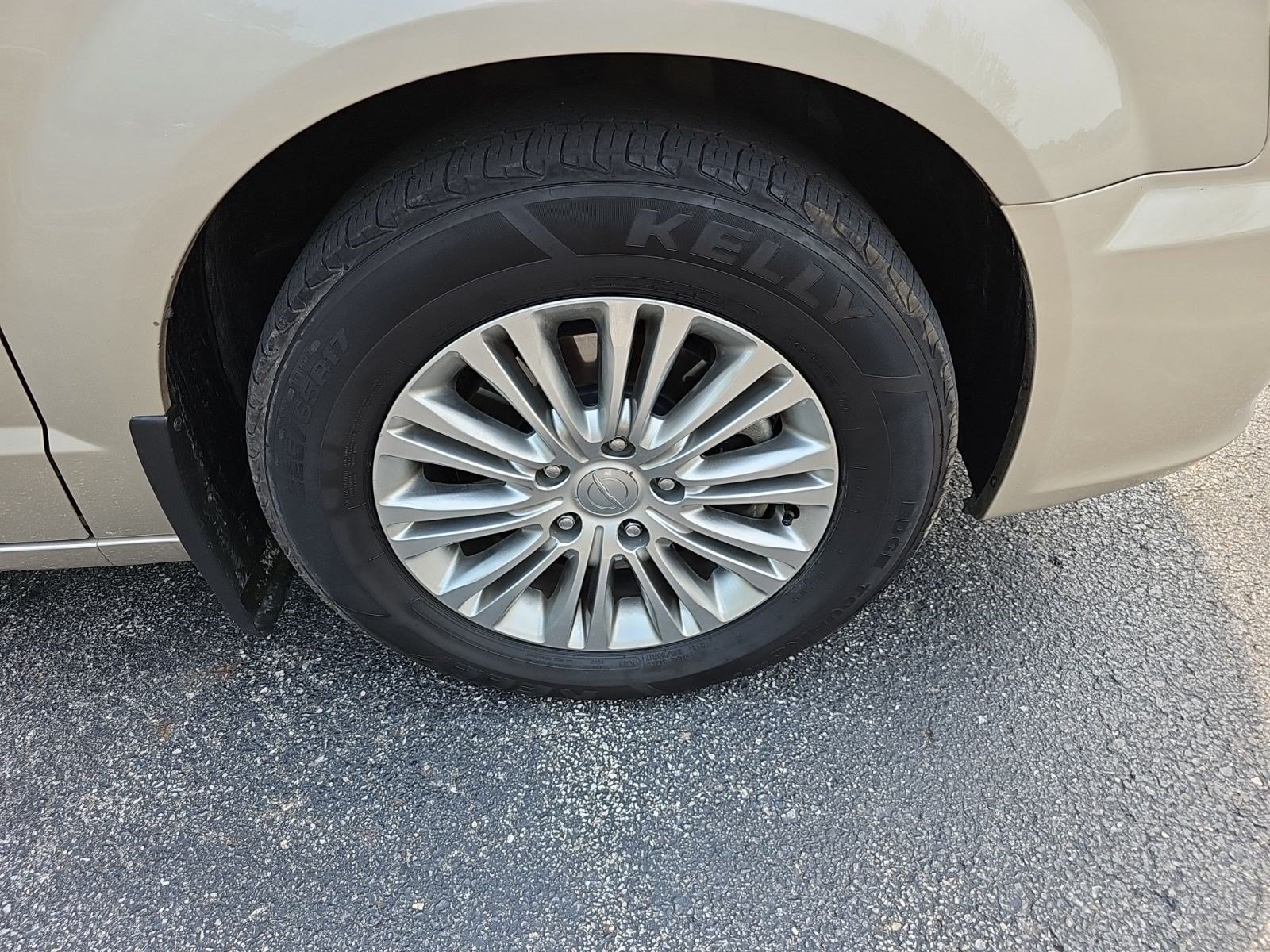 Used 2016 Chrysler Town & Country Touring-L w/ Driver Convenience Group FWD image 10
