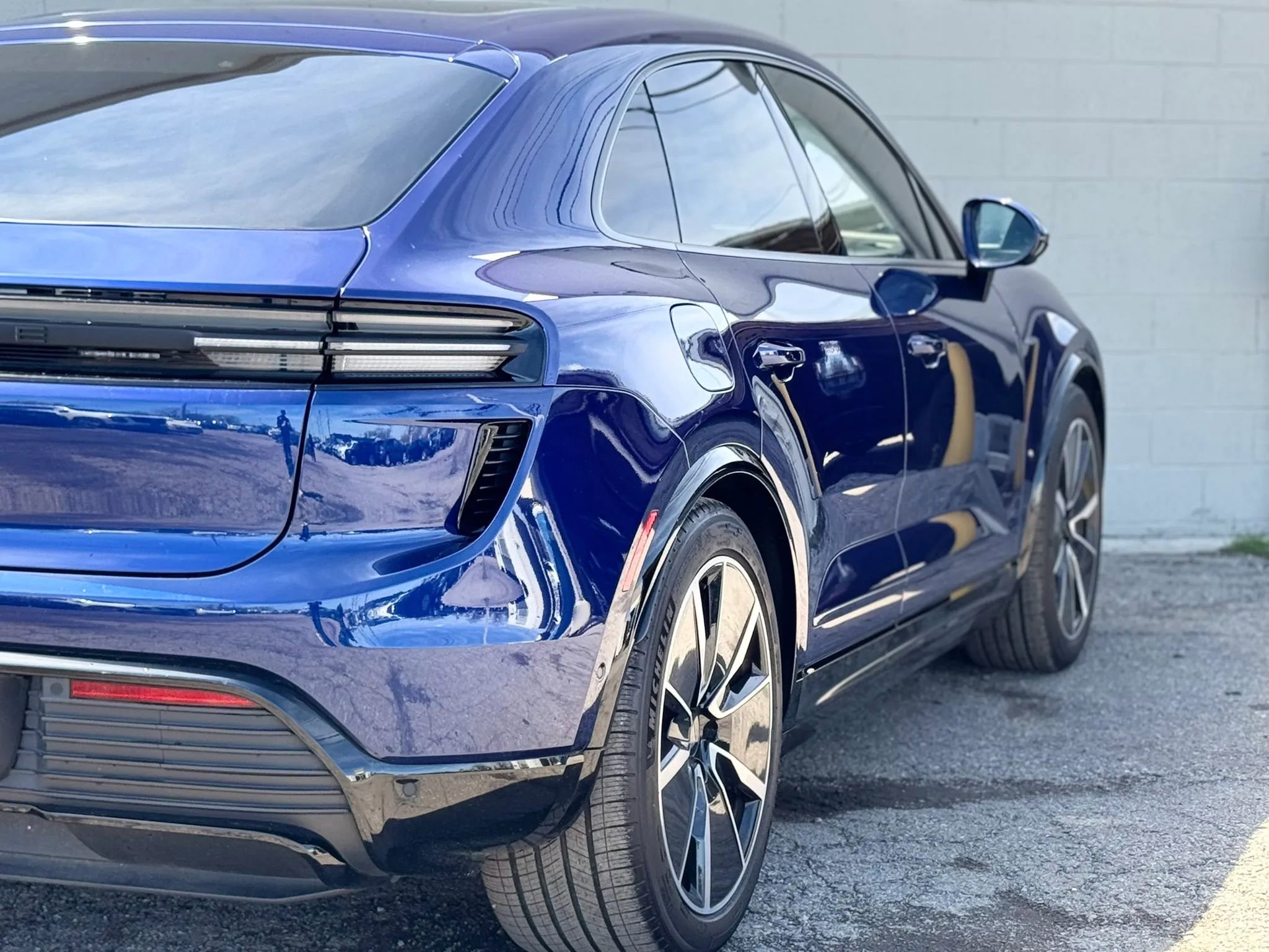 Used 2024 Porsche Macan Turbo Electric AWD/4WD image 17