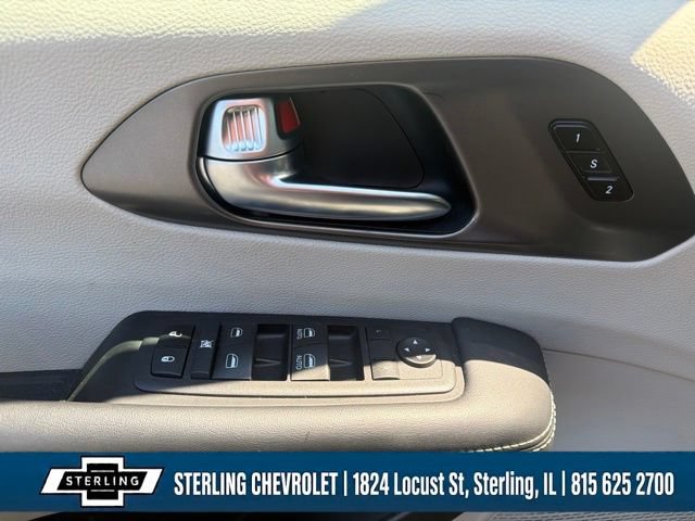 Used 2024 Chrysler Pacifica Touring-L FWD image 16