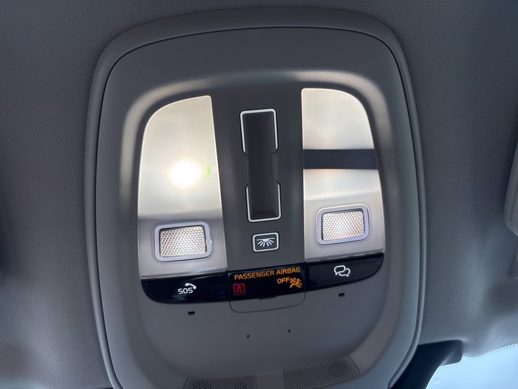 Certified 2025 Volvo XC90 B6 Plus image 31