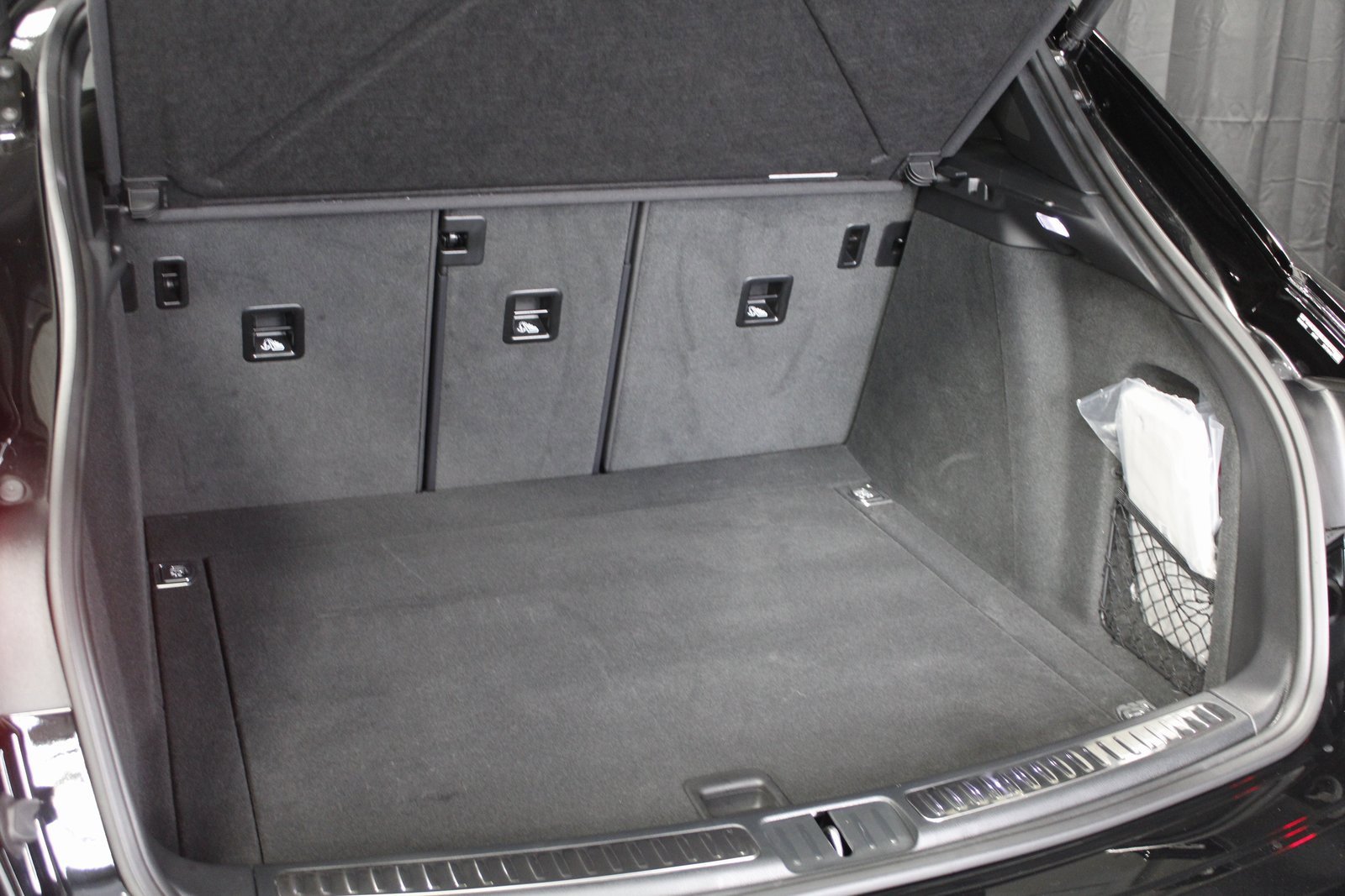 Certified 2025 Porsche Macan image 17