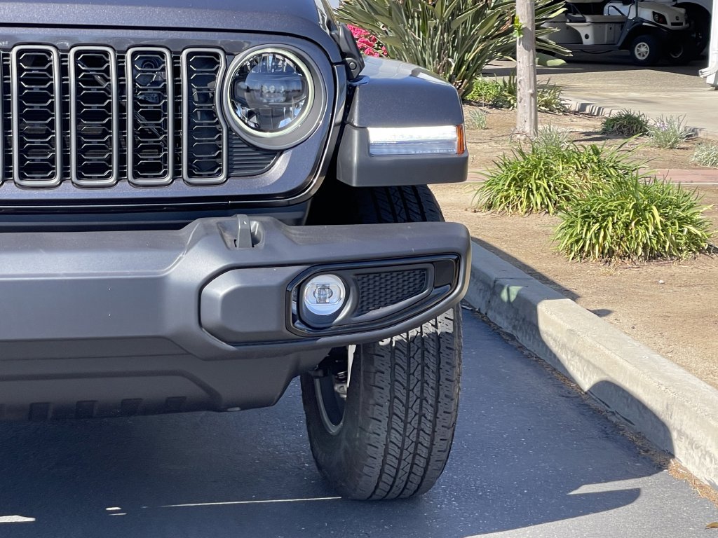 New 2026 Jeep Gladiator Sport AWD/4WD image 3