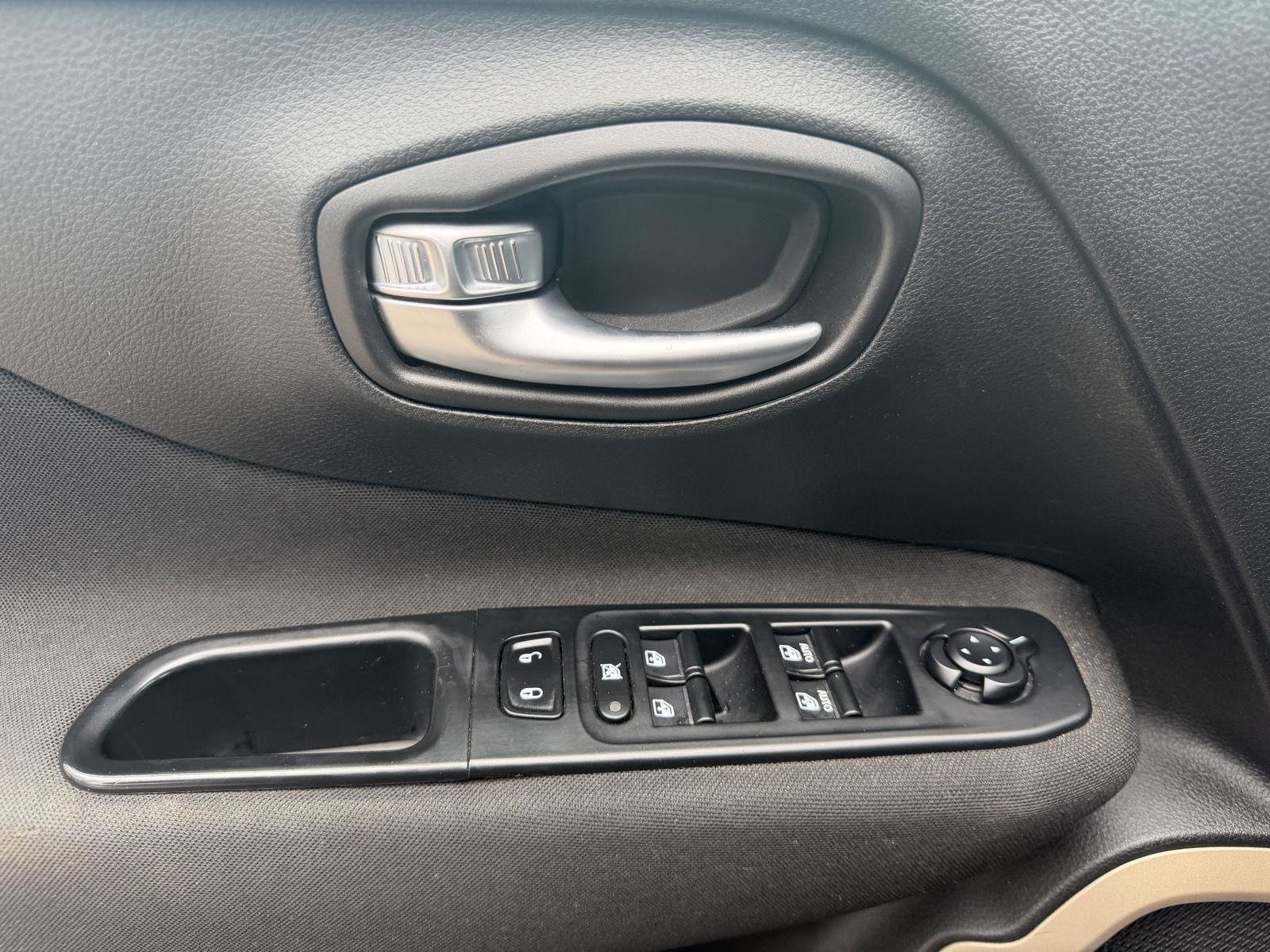 Used 2016 Jeep Renegade Latitude AWD/4WD image 10