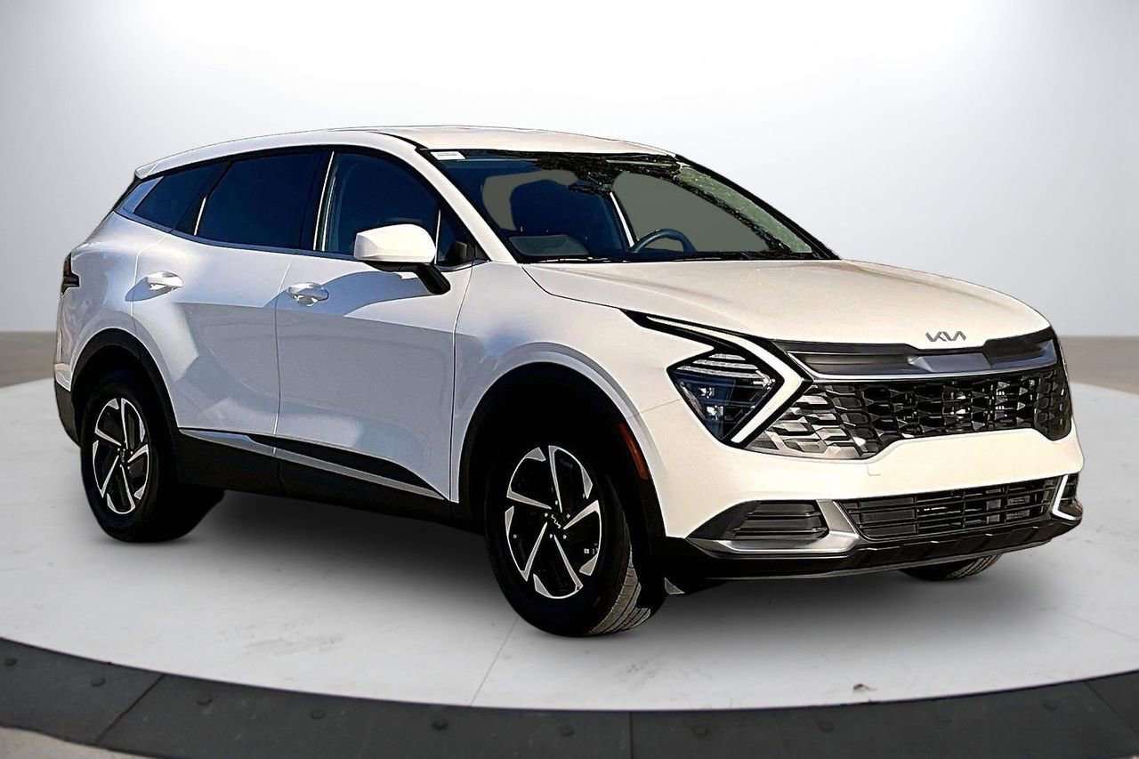 Used 2025 Kia Sportage LX image 2