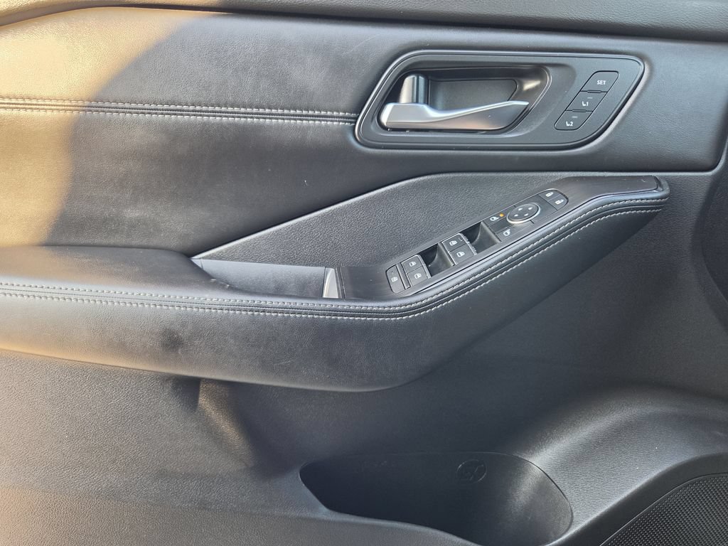 Used 2025 Nissan Rogue SL w/ SL Premium Package FWD image 19