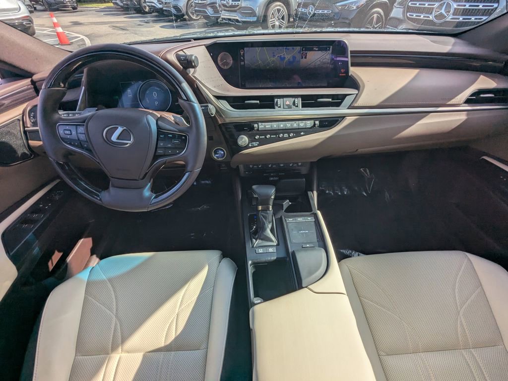 Used 2021 Lexus ES 300h Ultra Luxury image 2