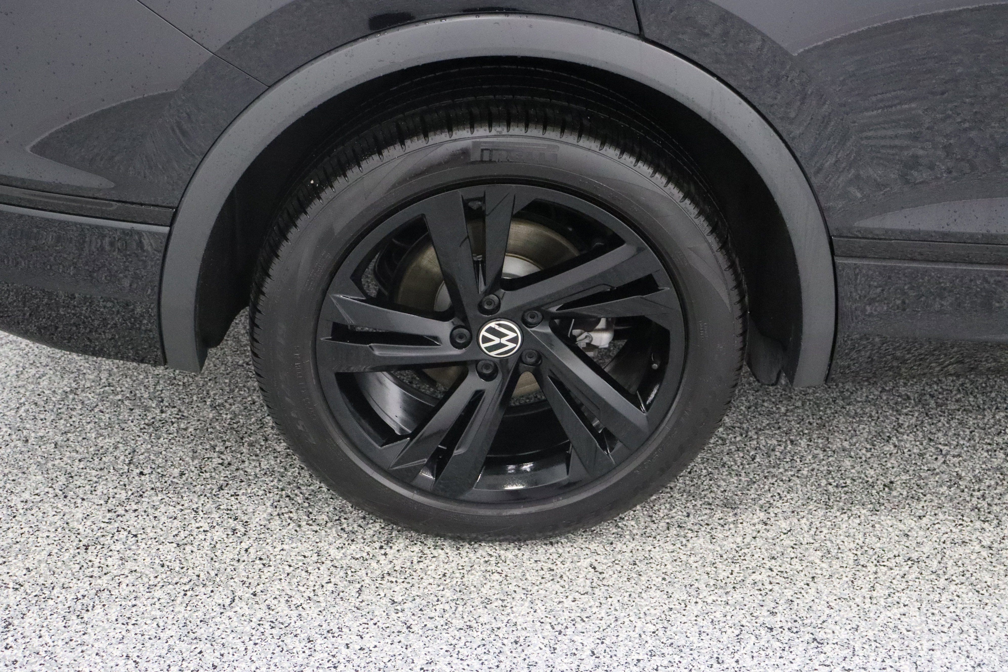 Used 2024 Volkswagen Tiguan SE R-Line FWD image 6