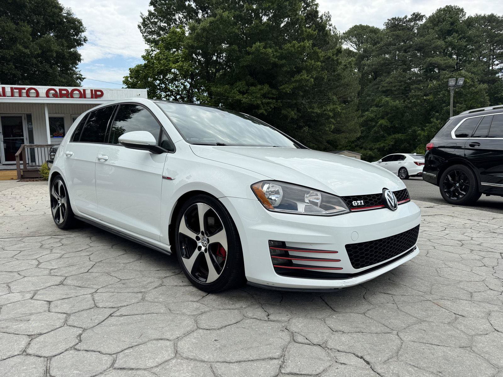 Used 2015 Volkswagen GTI SE FWD image 1