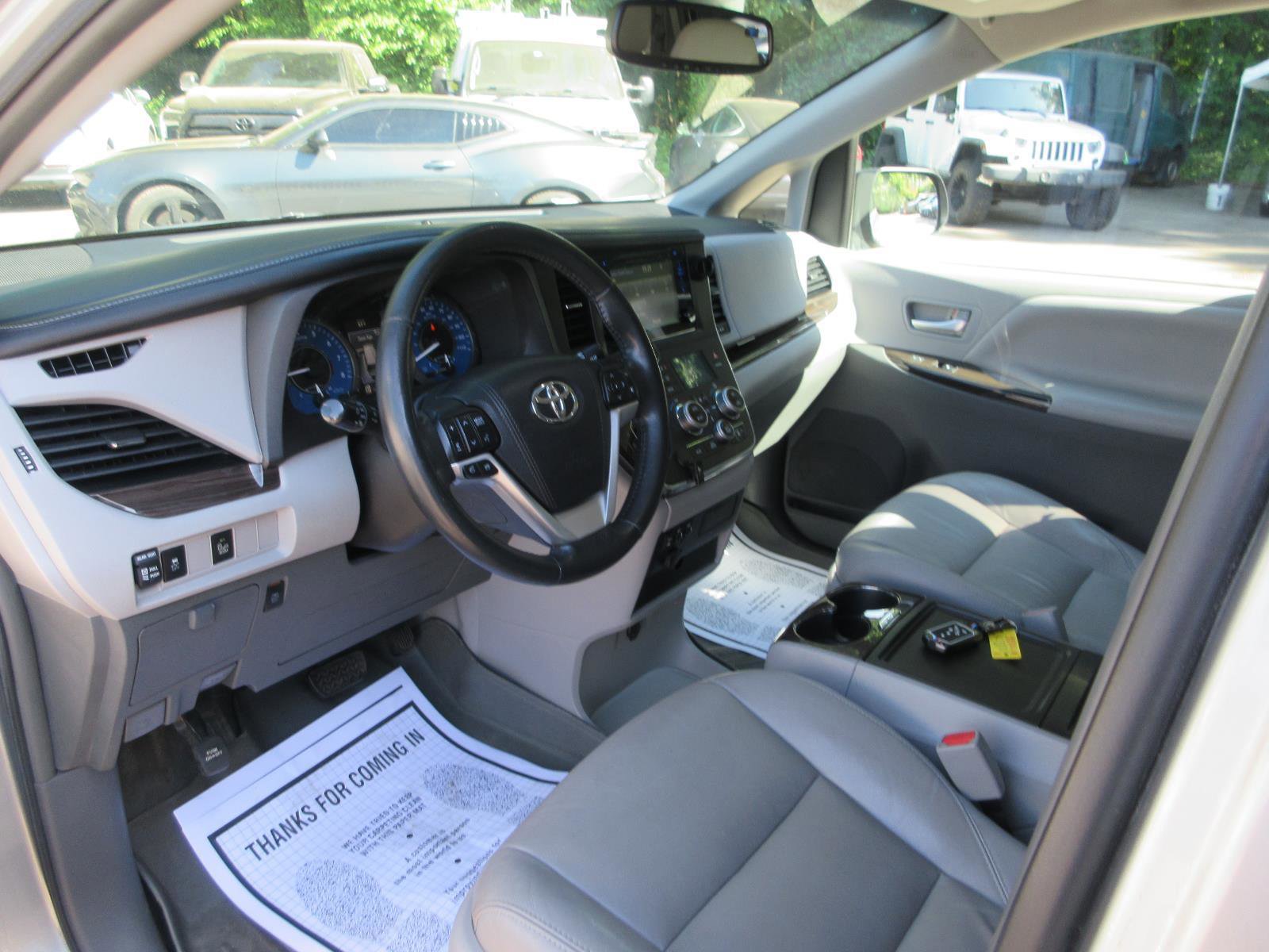 Used 2017 Toyota Sienna XLE FWD image 15