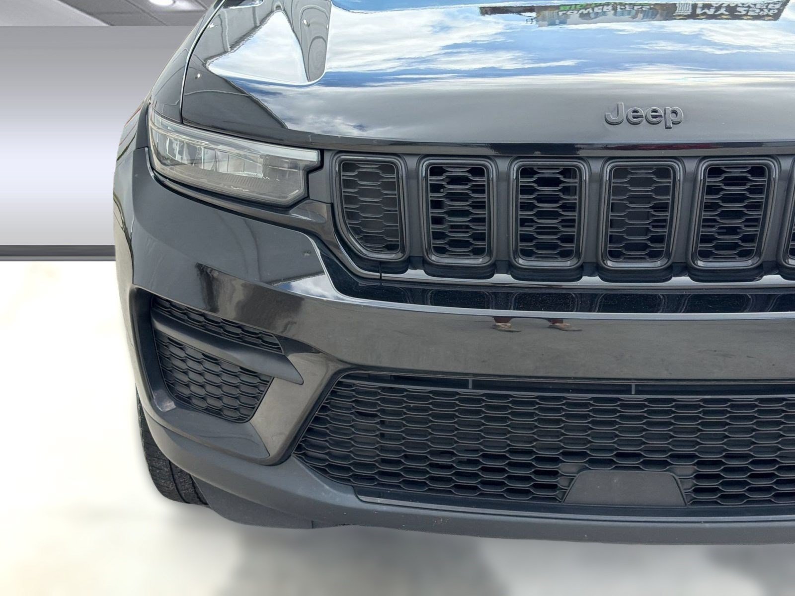 Used 2023 Jeep Grand Cherokee Altitude AWD/4WD image 11