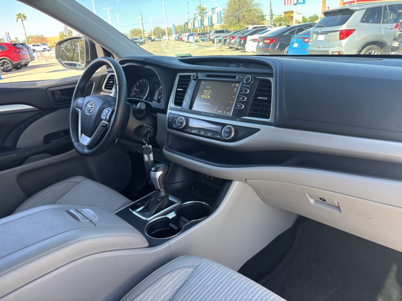 Used 2017 Toyota Highlander Plus w/ Carpet Mat Package FWD image 10