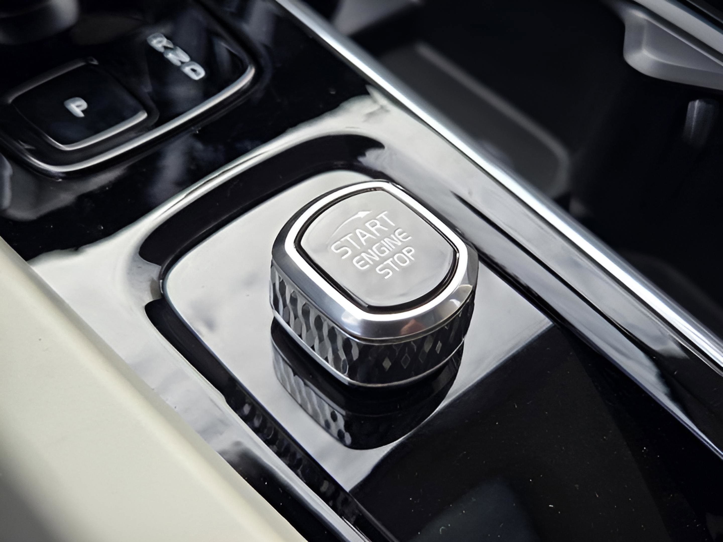 Used 2025 Volvo XC60 T8 Plus w/ Protection Package Premier image 24