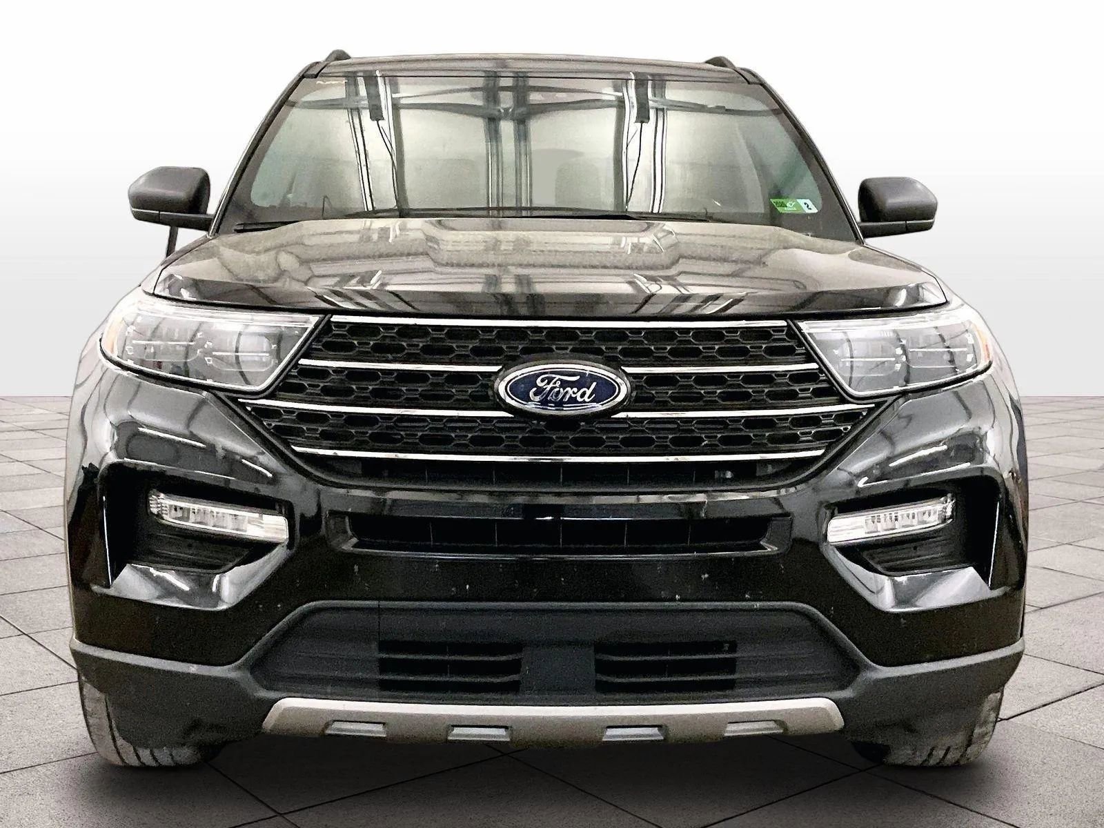 Used 2022 Ford Explorer XLT w/ Equipment Group 202A AWD/4WD image 3