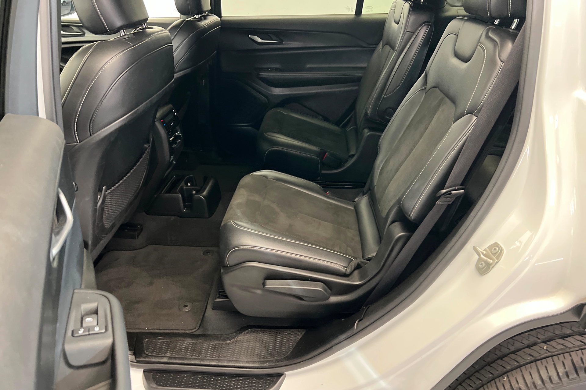 Used 2023 Jeep Grand Cherokee L Laredo AWD/4WD image 22