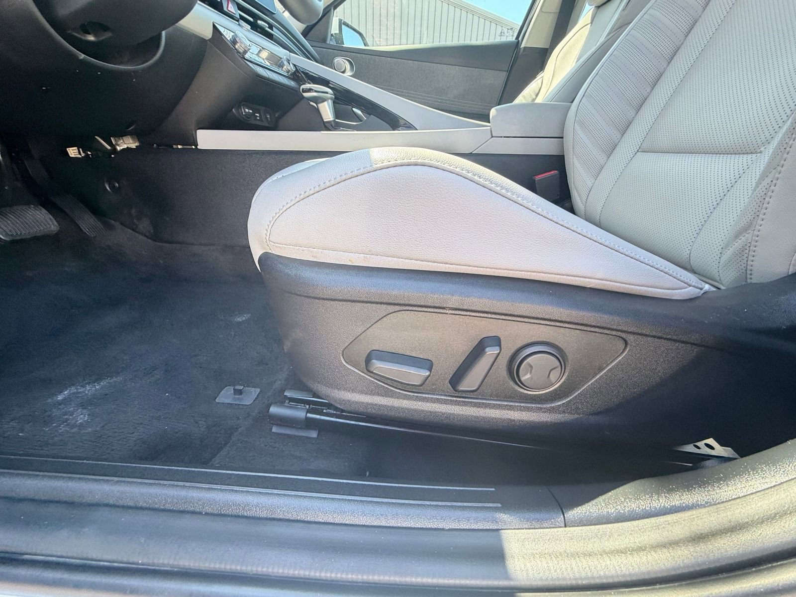 Used 2025 Hyundai Elantra Limited image 22