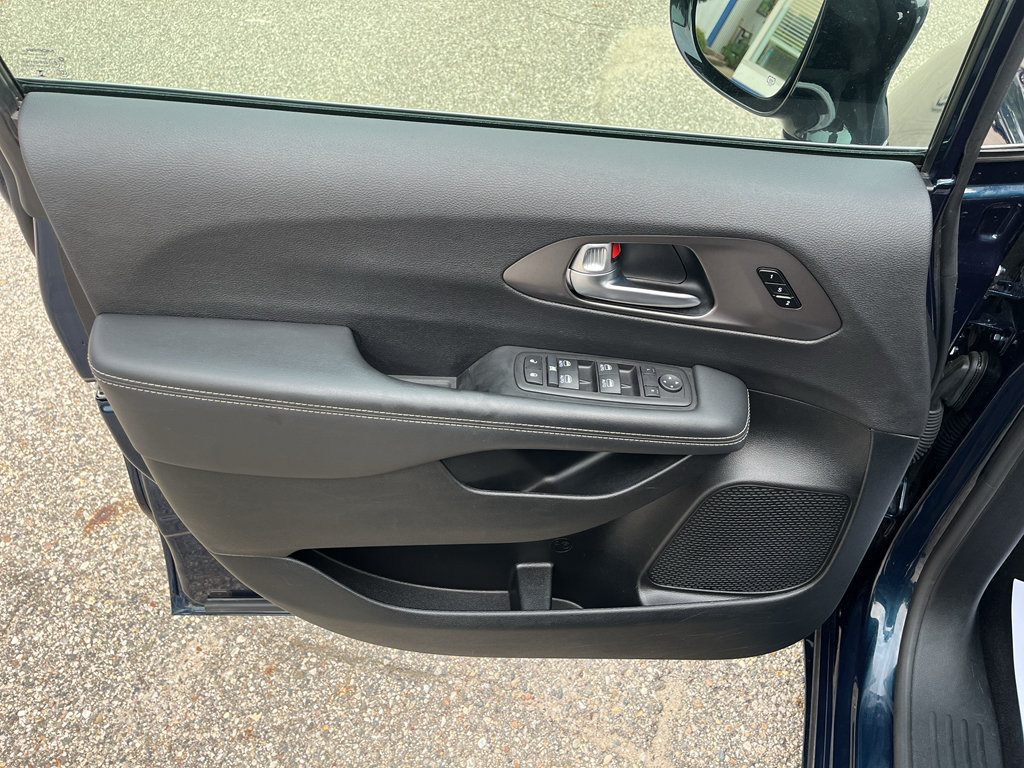 Used 2025 Chrysler Pacifica Select FWD image 21